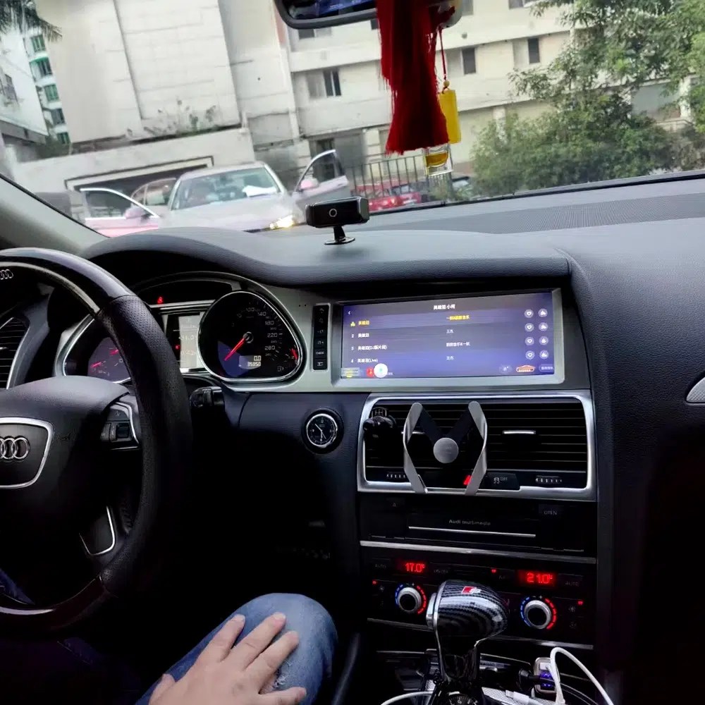 Audi Q7 Android-navigationssystem monteret i det originale instrumentbræt