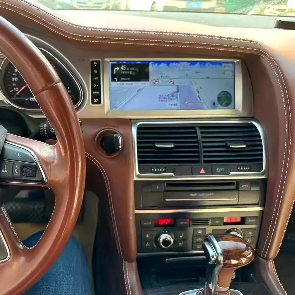 Audi Q7 med Android-navigationsskærm monteret i bilen