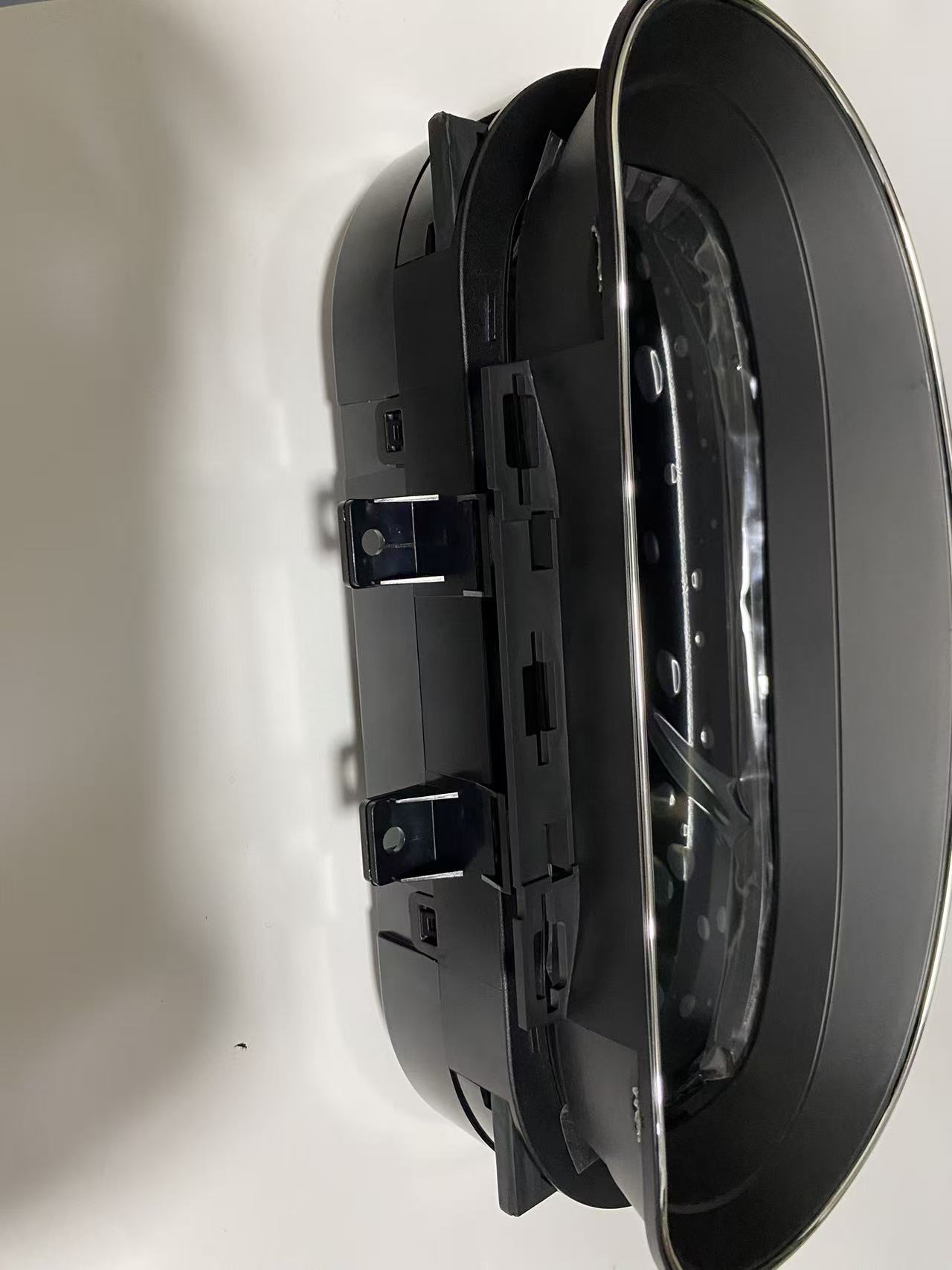 Bezel & finish — anti-glare premium look