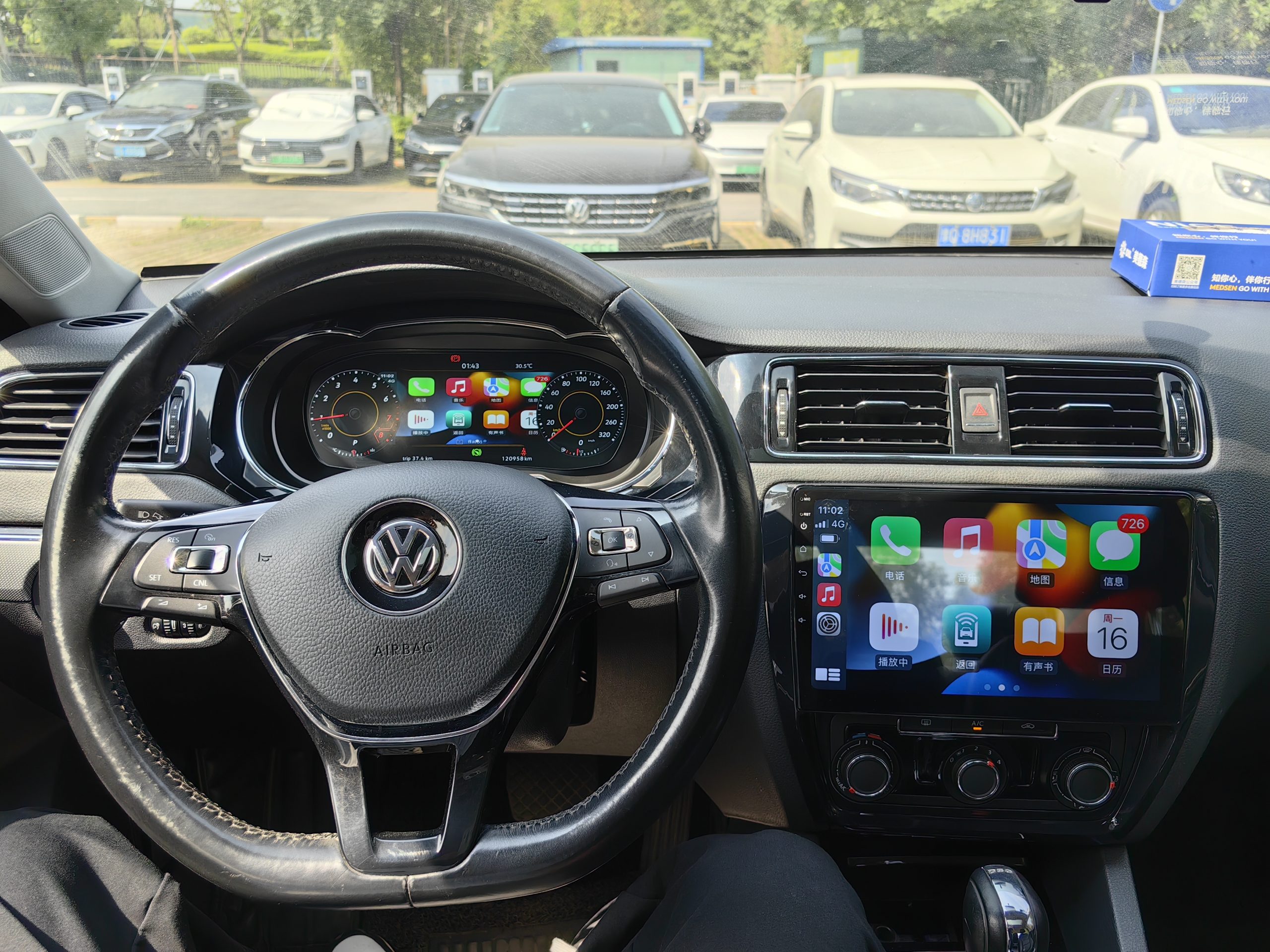 VW Jetta digital instrument cluster retrofit — installerad vy (2012–2018)