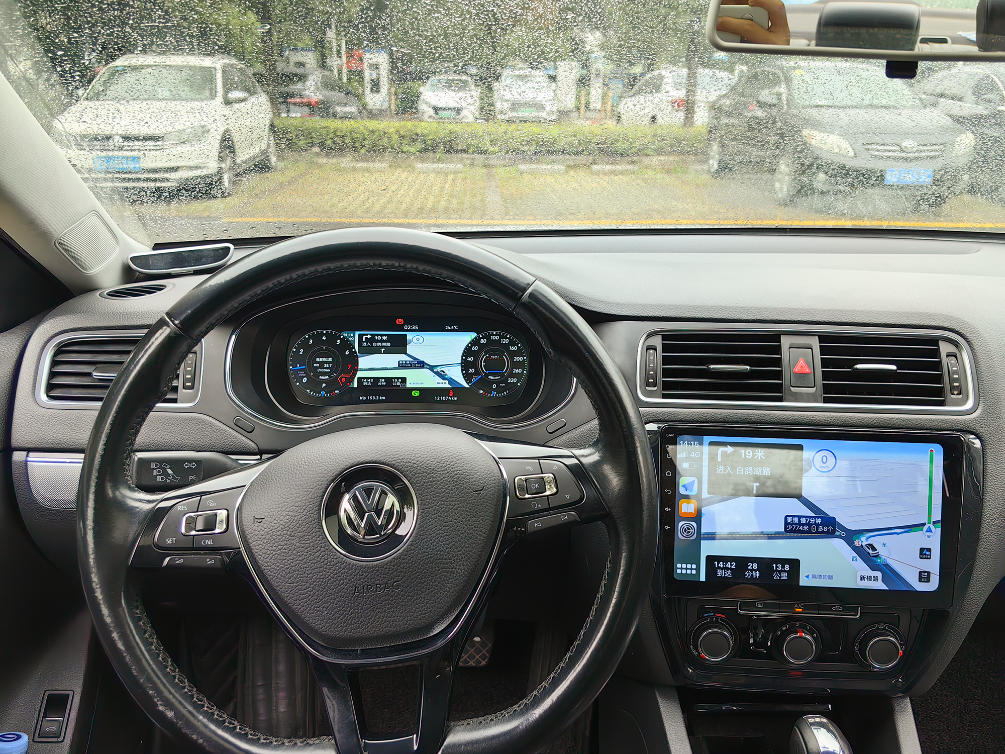VW Jetta digital instrument cluster retrofit — installerad vy (2012–2018)