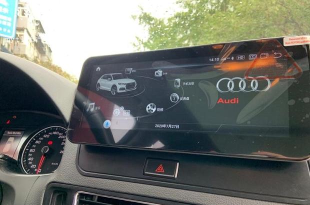 Audi Q5-instrumentbrættet før montering af Android-navigationsenheden