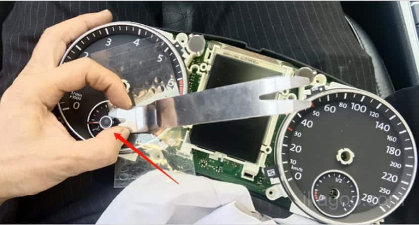 Removing gauge needles for Volkswagen Tiguan 2017-2022 Full LCD Instrument Cluster internal installation