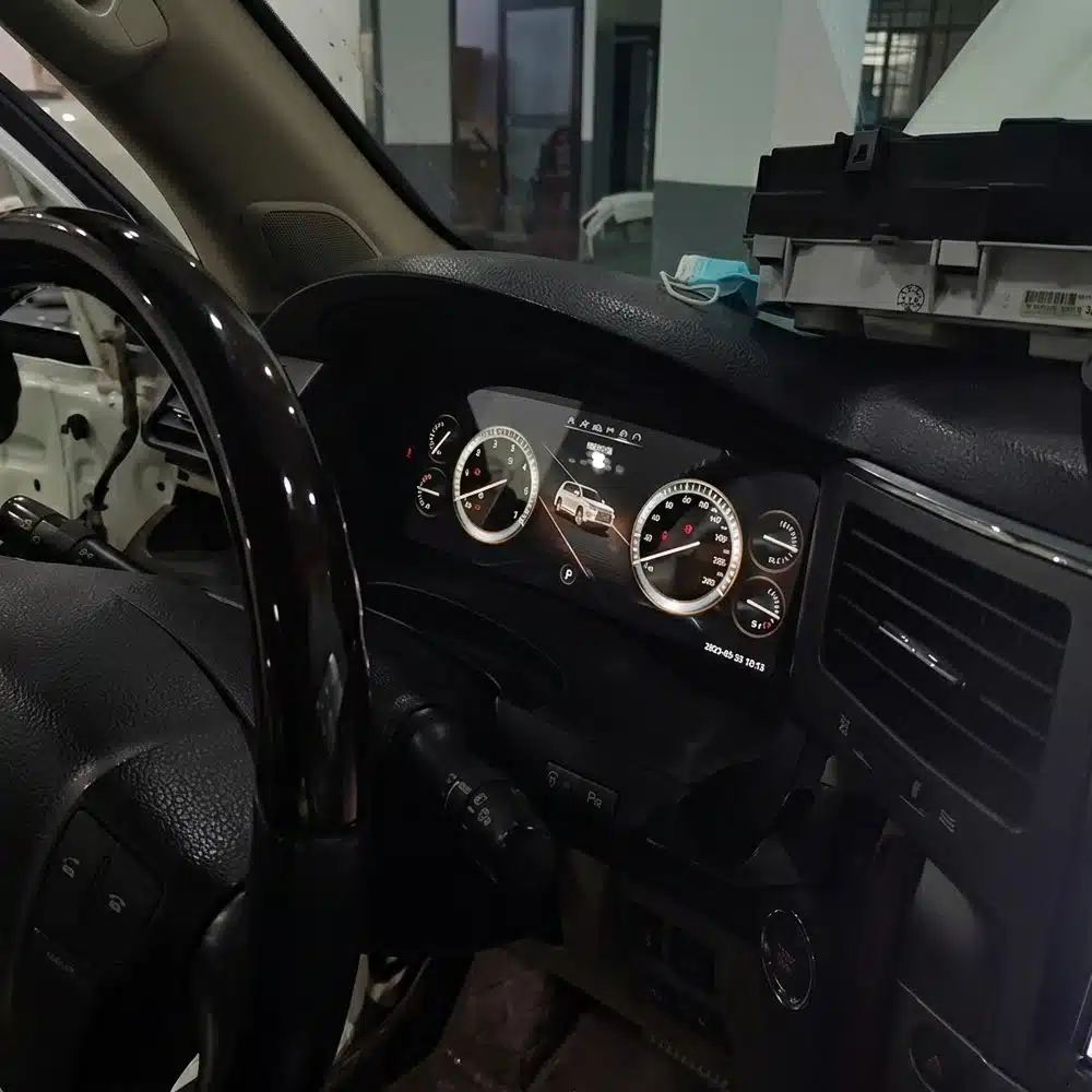 Virtuelt cockpit til Lexus LX570 monteret i det originale instrumentbræt