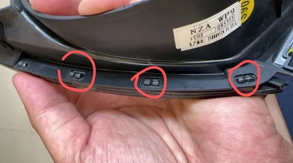 Volkswagen Passat PQ decorative frame adhesive removal during digital cluster installation