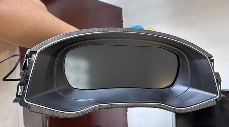 Volkswagen Passat PQ digital instrument cluster installed in dashboard