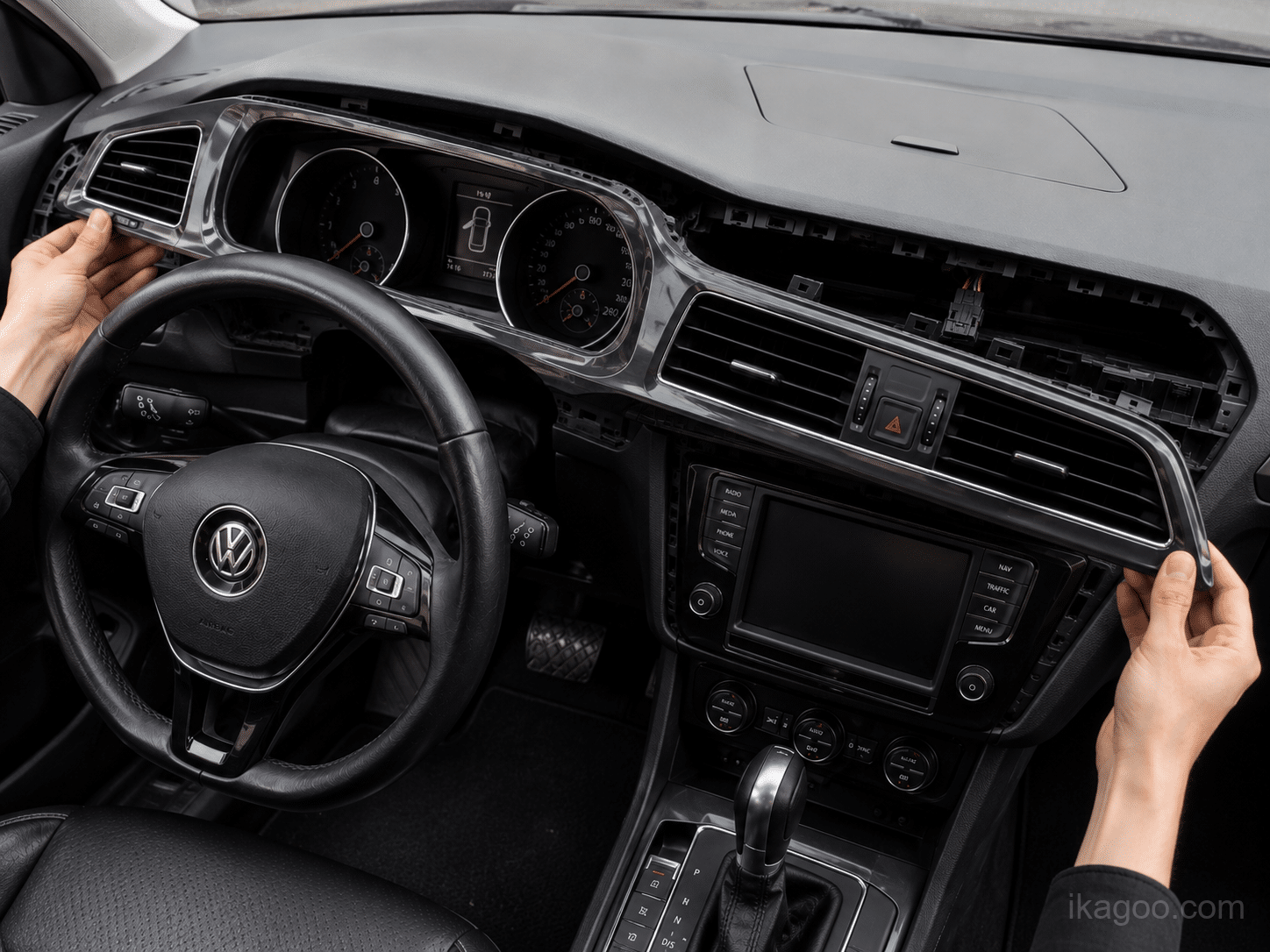 Removing one-piece dashboard trim and air vent assembly for Volkswagen Tiguan 2017-2022 Full LCD Instrument Cluster installation