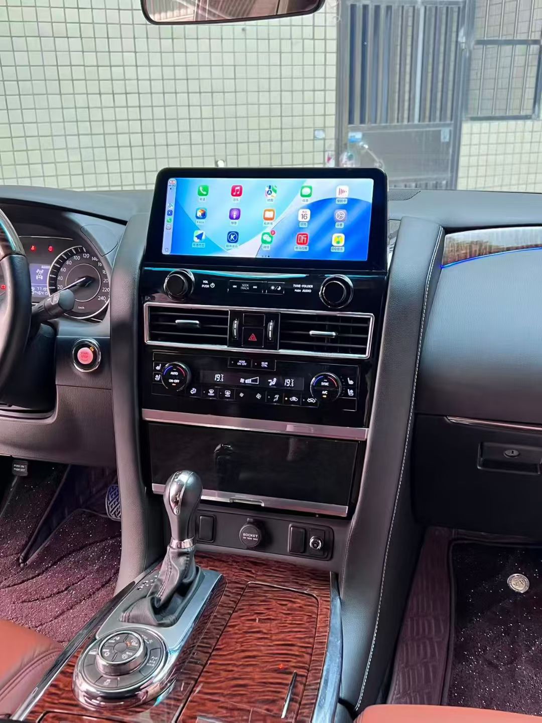 Nissan Patrol Y62 2020-2023 Innenraum nach dem Upgrade der Android-Haupteinheit