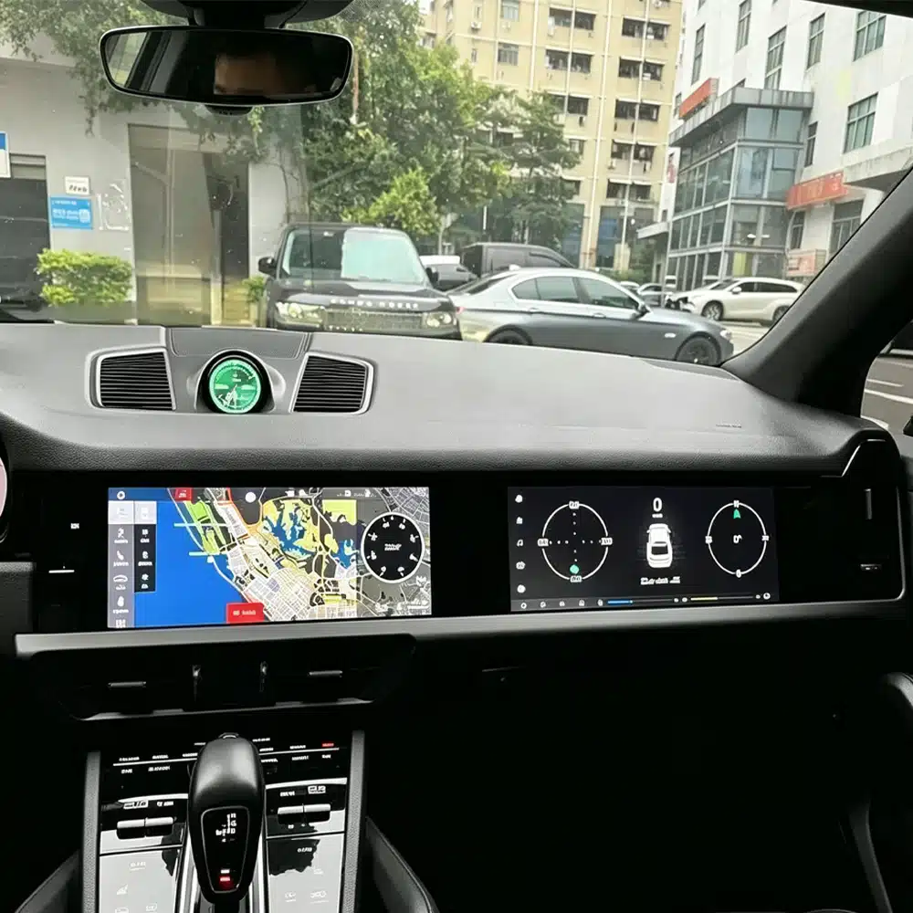 Bảng đồng hồ kỹ thuật số và màn hình Android trên khoang lái của Porsche Cayenne