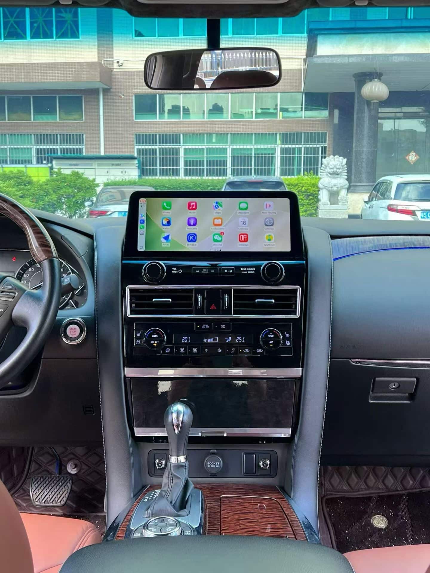 Nissan Patrol Y62 2020-2023 Android-Hauptgerät auf der Werkbank vor dem Einbau
