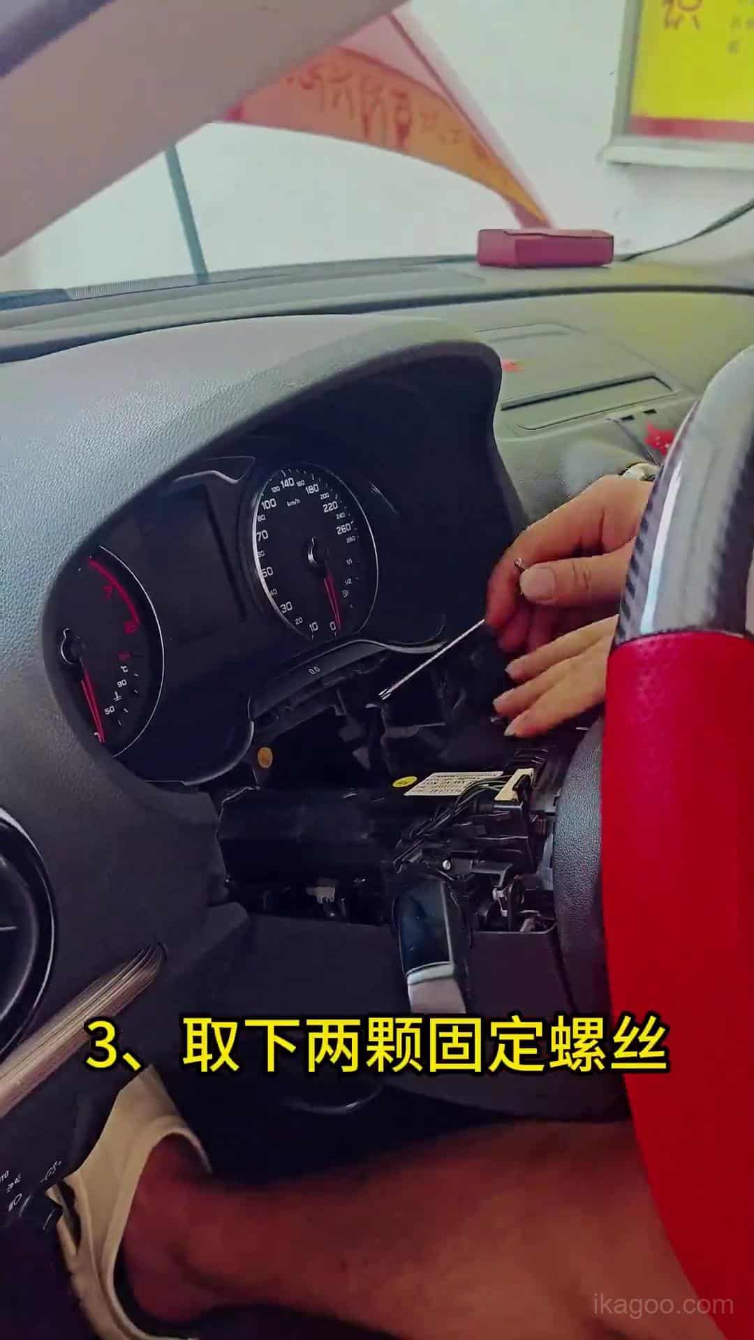 Hướng dẫn lắp đặt cụm đồng hồ kỹ thuật số Audi A3 8V cho các mẫu xe từ năm 2014 đến 2020 6 Đang tháo các ốc vít cố định cụm đồng hồ Audi A3 8V