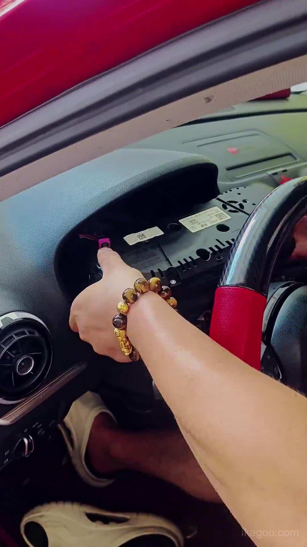 Hướng dẫn lắp đặt cụm đồng hồ kỹ thuật số Audi A3 8V cho các mẫu xe từ năm 2014 đến 2020 7 Đang ngắt kết nối đầu cắm phía sau của cụm đồng hồ nguyên bản Audi A3 8V