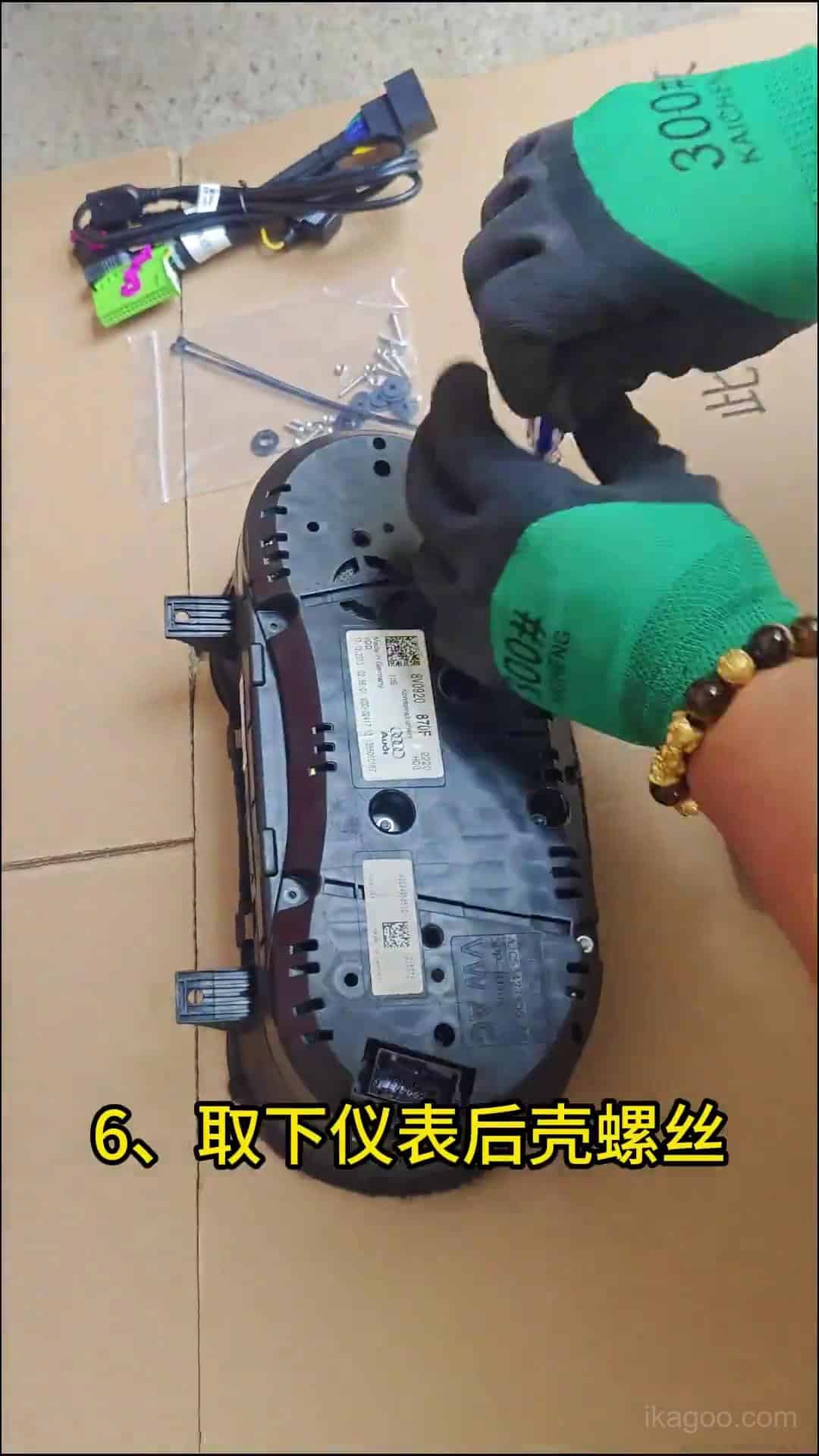 Hướng dẫn lắp đặt cụm đồng hồ kỹ thuật số Audi A3 8V cho các mẫu xe từ năm 2014 đến 2020 Vỏ sau cụm đồng hồ nguyên bản của Audi A3 8V được tháo ra trên bàn làm việc