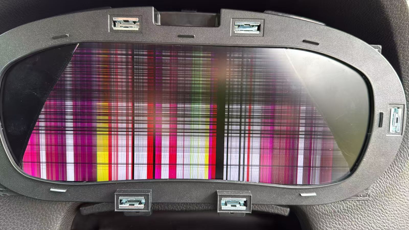หน้าจอชุดหน้าปัดดิจิทัล LCD เสียหายจากแรงกดโดยตรงระหว่างการติดตั้ง