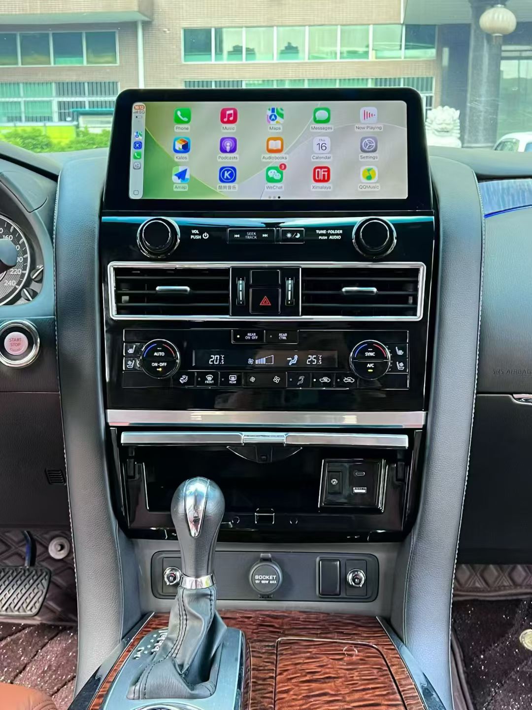 Nissan Patrol Y62 2020-2023 Android-Hauptgerät Vorderansicht im Armaturenbrett installiert