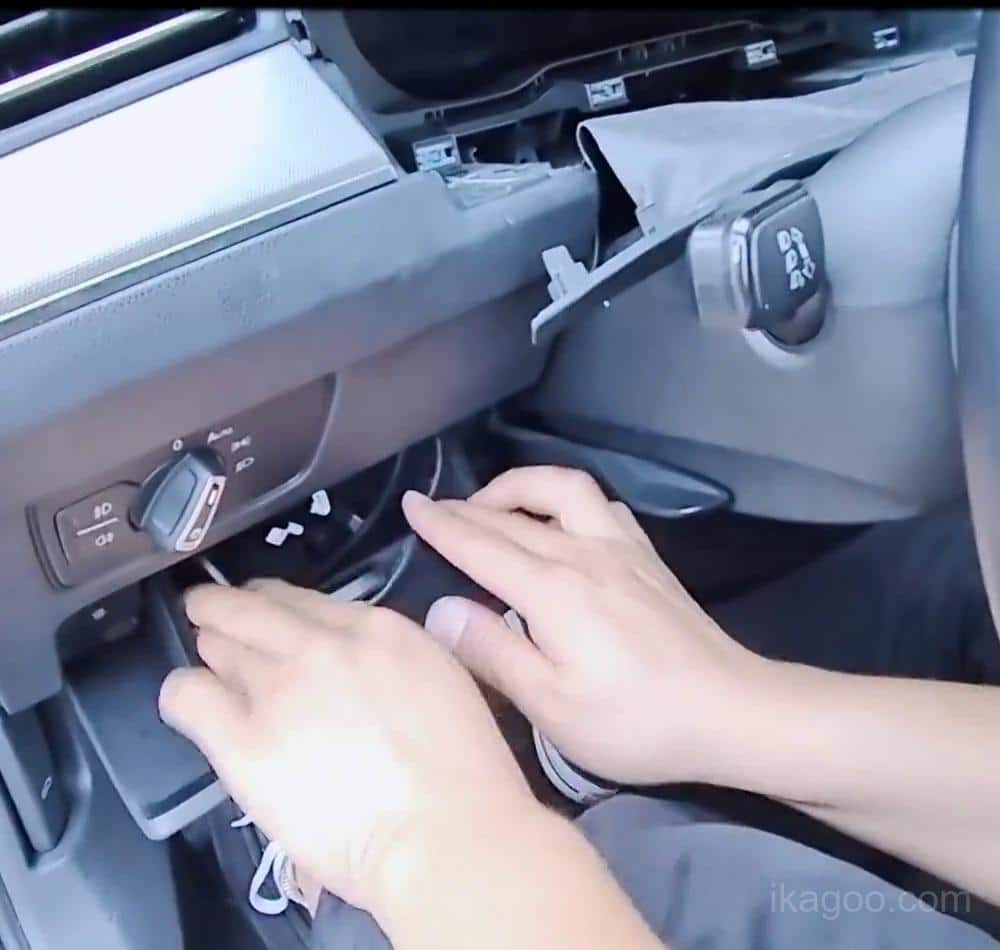 การจัดวางสาย USB ของชุดหน้าปัดดิจิทัล LCD ของ VW MQB 10.25-inch ก่อนปิดชิ้นตกแต่งขั้นสุดท้าย