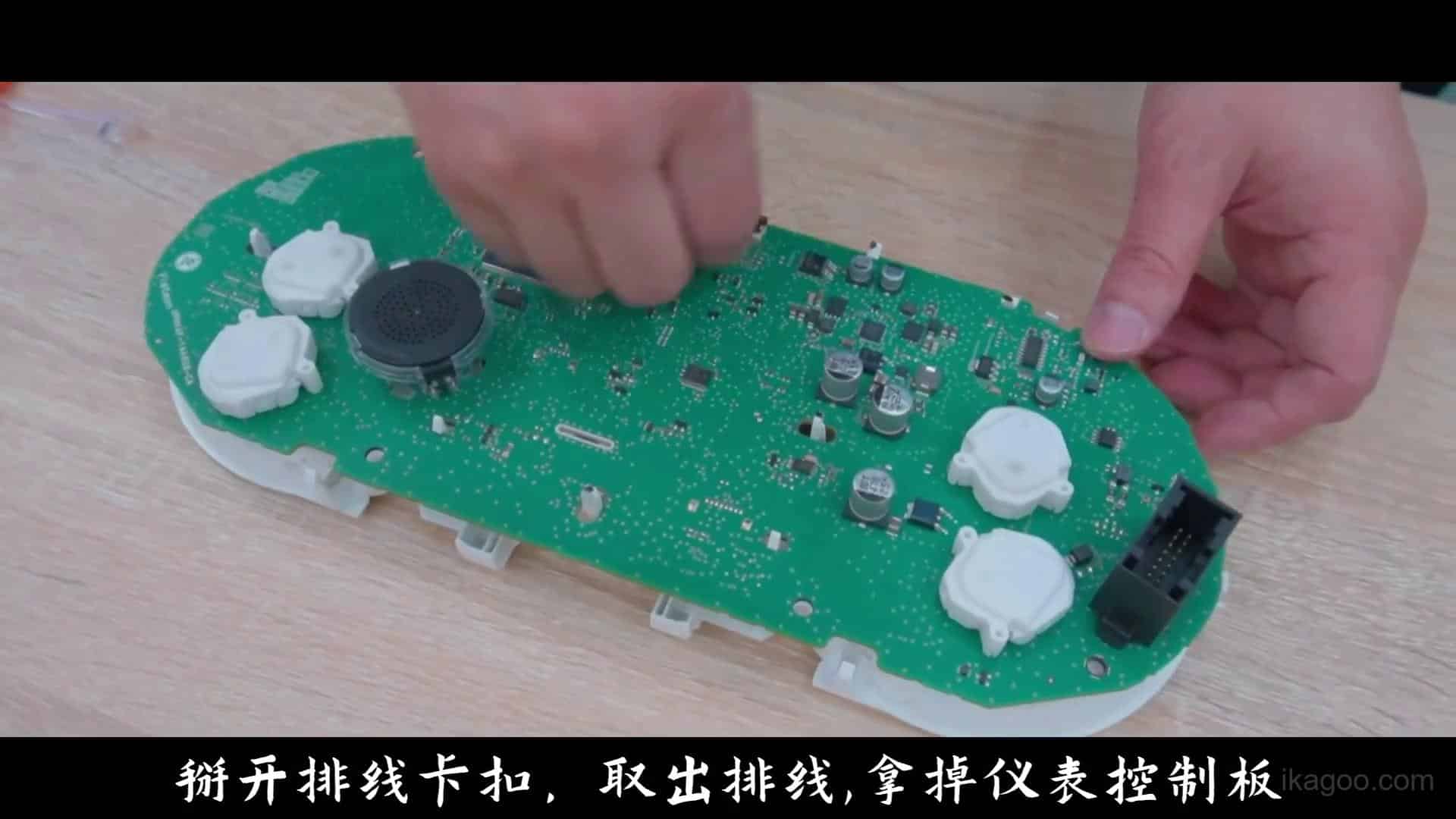 Volkswagen Golf Mk7 ribbon and control board handling during digital cluster conversion