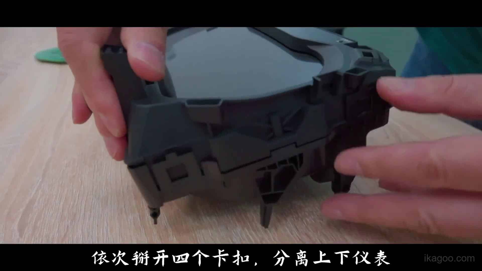 Volkswagen Golf Mk7 housing clip alignment during digital cluster closure