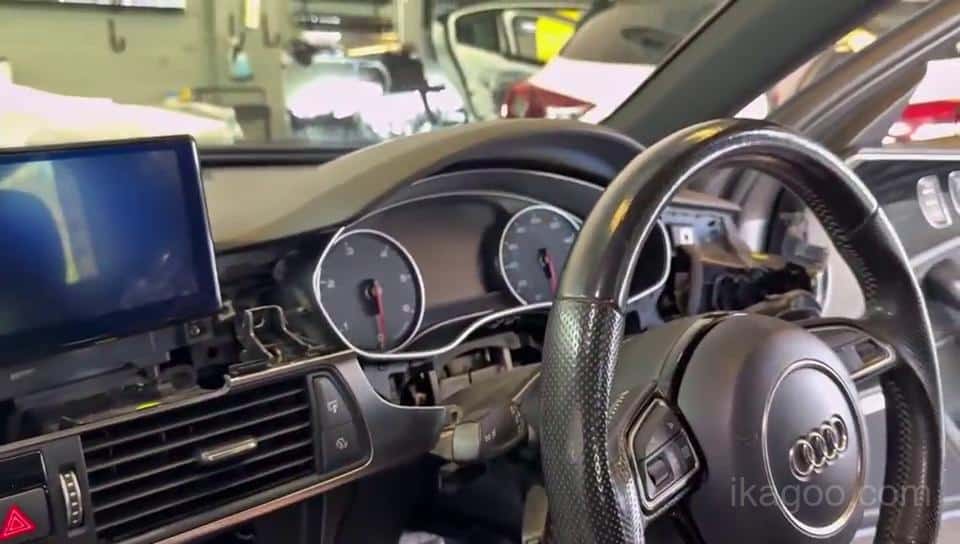 Audi A6 C7 instrumentpanel öppnad runt den ursprungliga instrumentpanelen