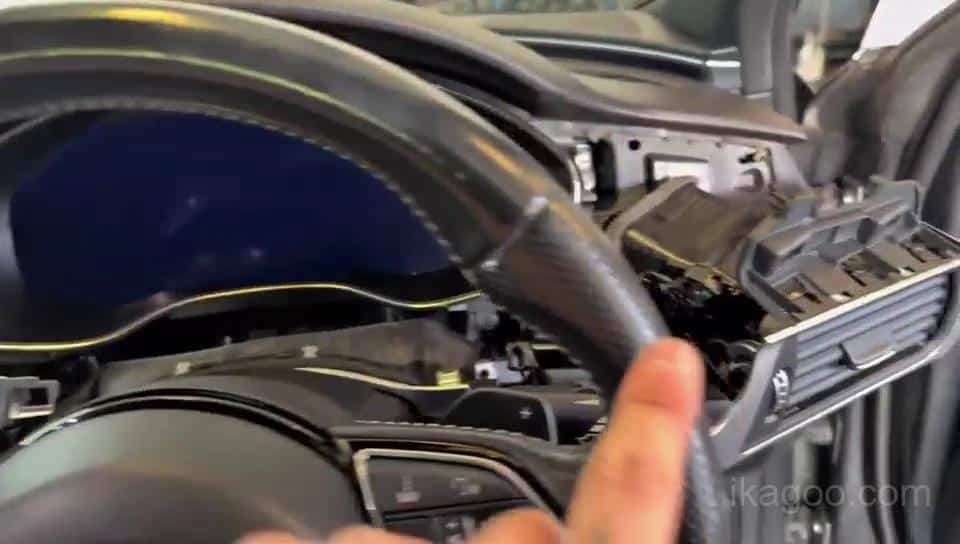 Audi A6 C7 uppgraderat digitalt instrumentklusterhölje återmonterat på arbetsbänk