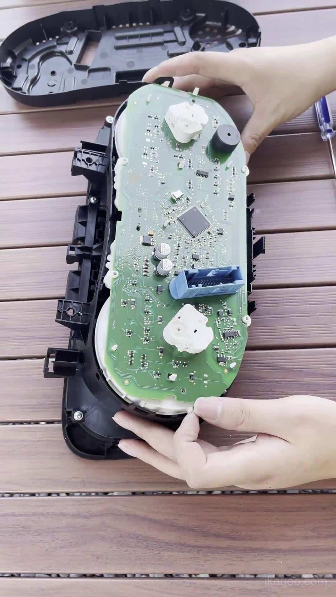 Volkswagen Lavidas originalinstrumentklustrets hölje öppnat på arbetsbänken