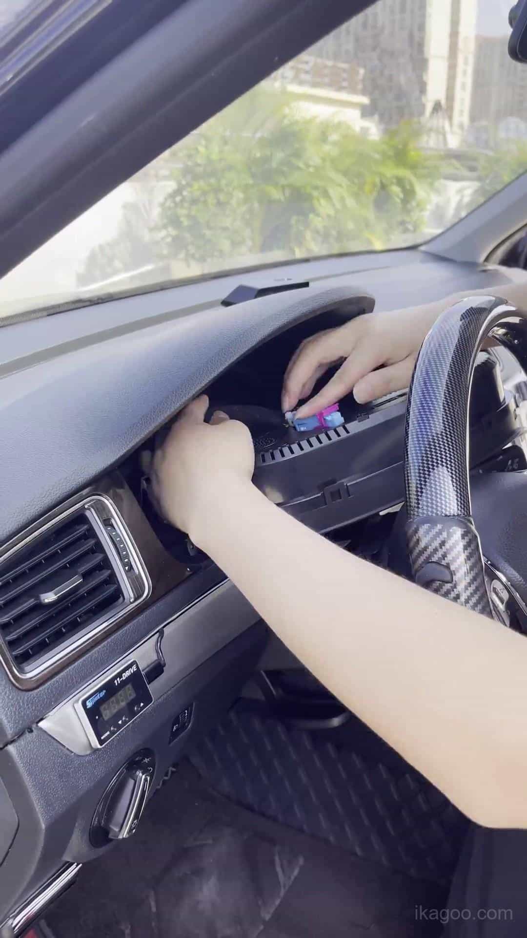 Slutlig återmontering av panelerna efter test av det digitala instrumentklustret i Volkswagen Lavida
