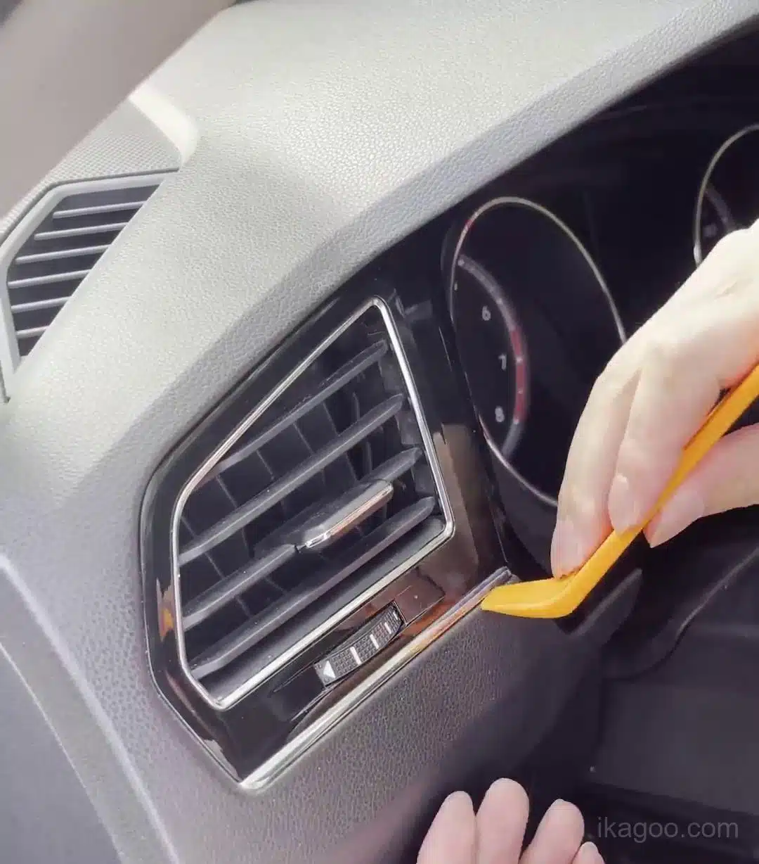 Volkswagen Tiguan MQB sgancio del rivestimento della bocchetta sinistra del cruscotto all'inizio dell'installazione del quadro strumenti digitale