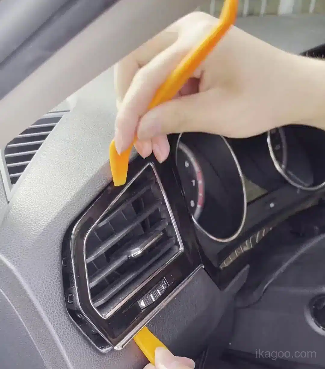 Volkswagen Tiguan MQB cornice della bocchetta sinistra allentata durante l'installazione del quadro strumenti digitale