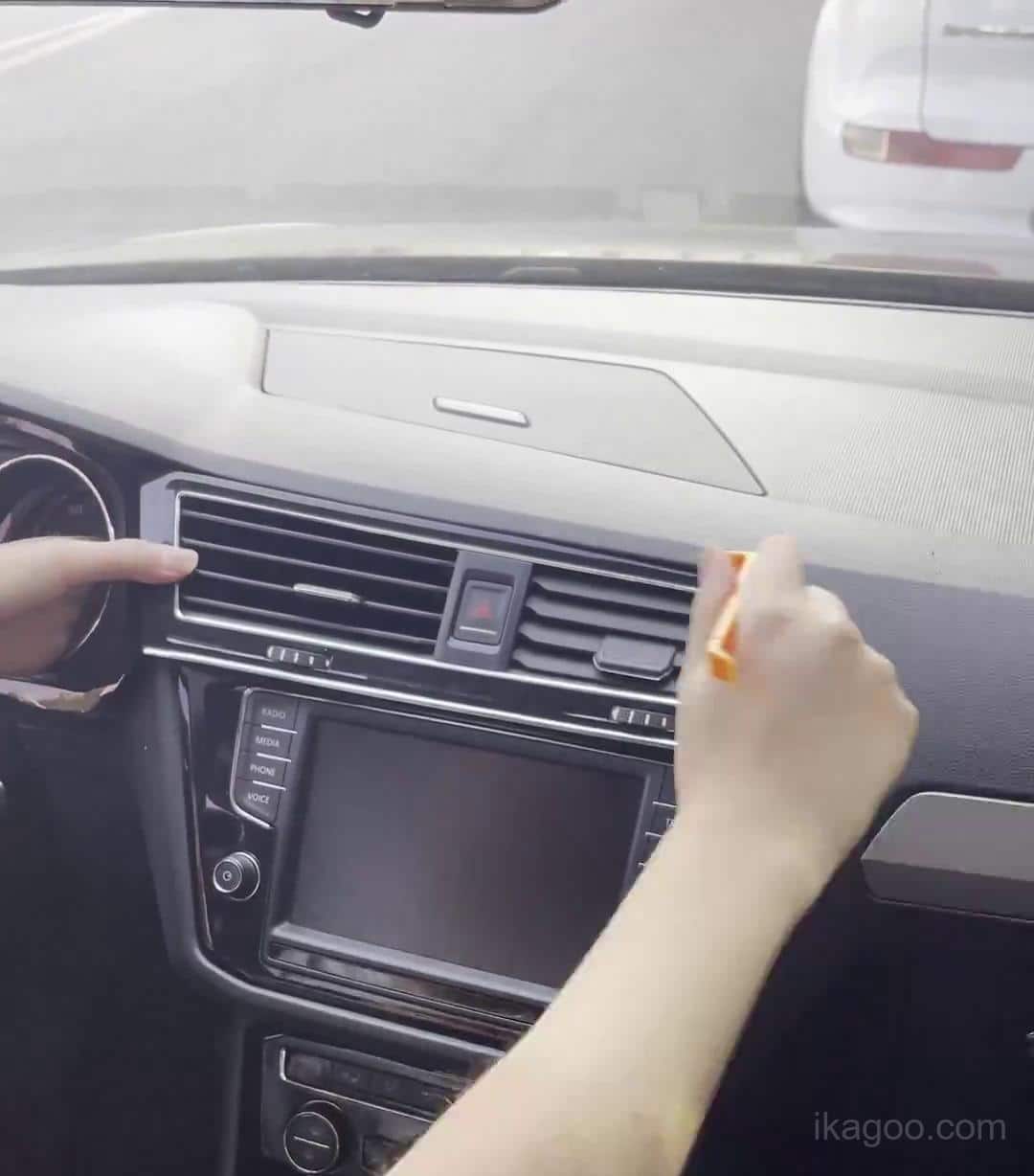 Rimozione della bocchetta centrale e della striscia decorativa delle luci di emergenza Volkswagen Tiguan MQB prima dell'estrazione del quadro strumenti