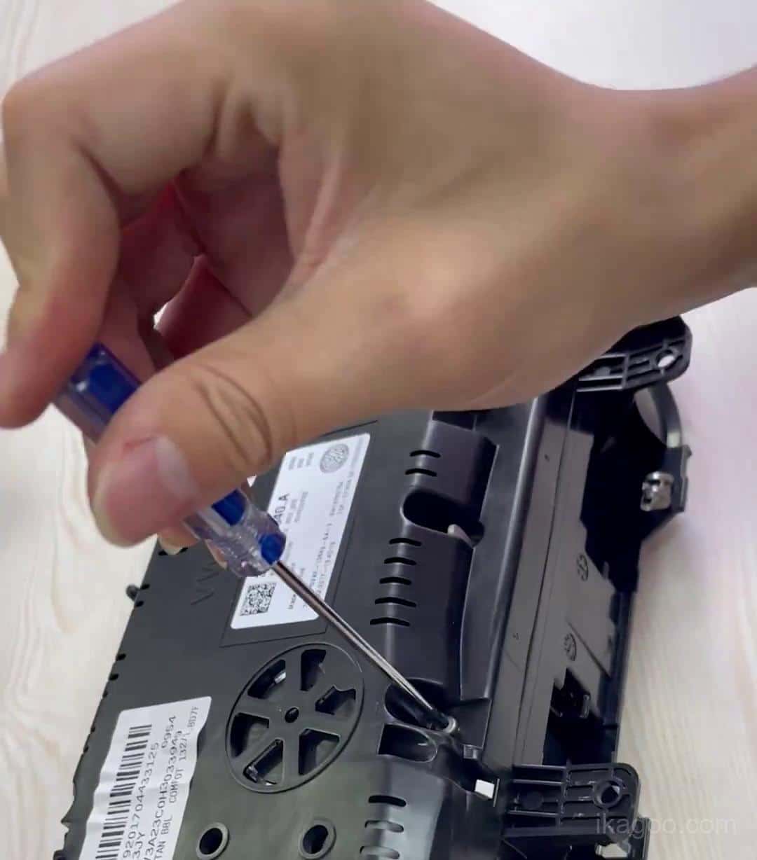 Viti del guscio posteriore del quadro strumenti originale Volkswagen Tiguan MQB rimosse sul banco