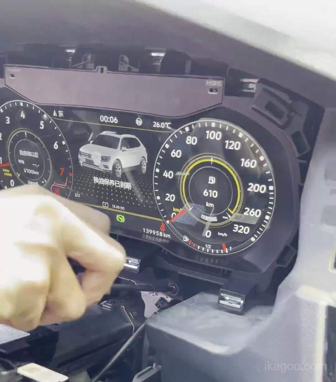 Quadro strumenti digitale del Volkswagen Tiguan MQB in fase di reinstallazione nel cruscotto