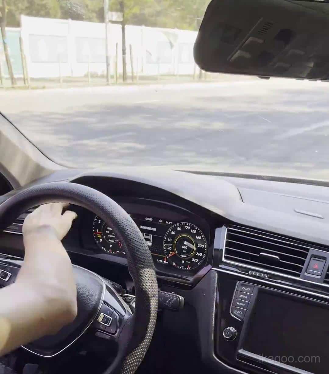 Test alimentato del quadro strumenti digitale del Volkswagen Tiguan MQB prima della chiusura finale delle finiture