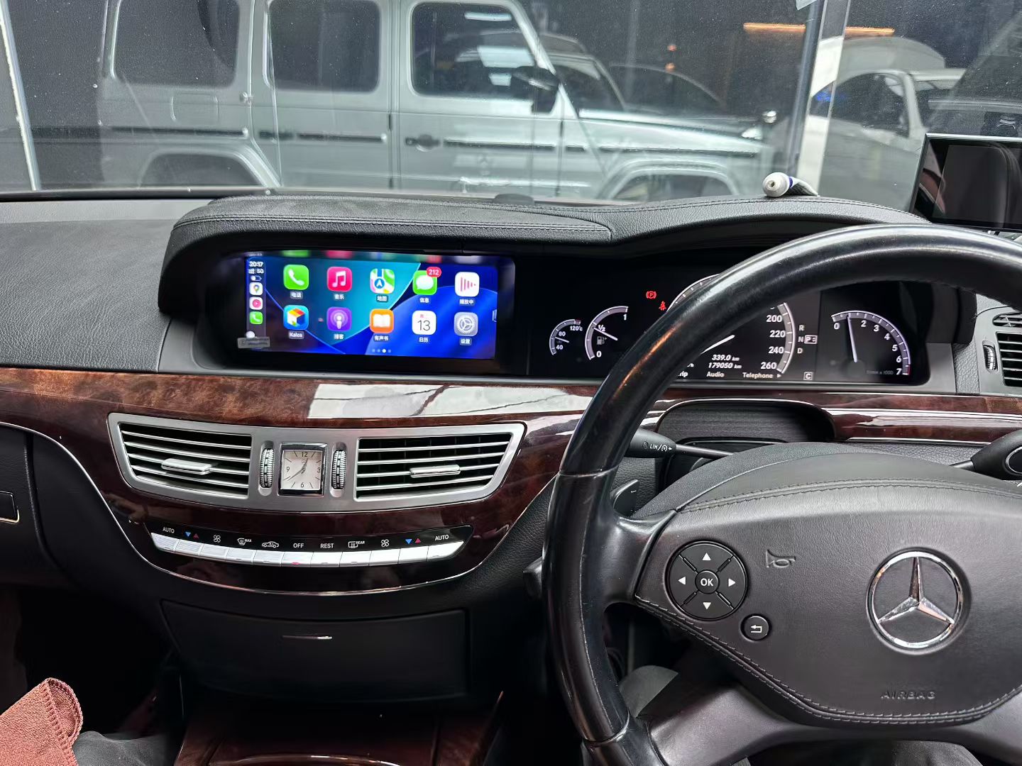Right-hand-drive Mercedes-Benz S-Class W221 2005-2013 single screen Android head unit installed in the original dashboard