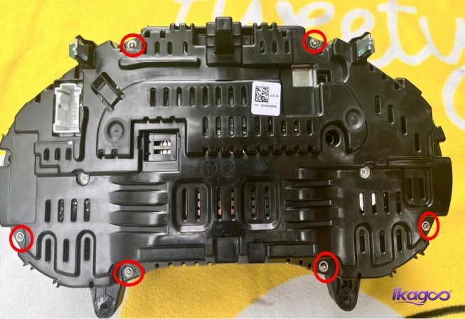 Six rear housing screws marked on the original Mercedes instrument cluster