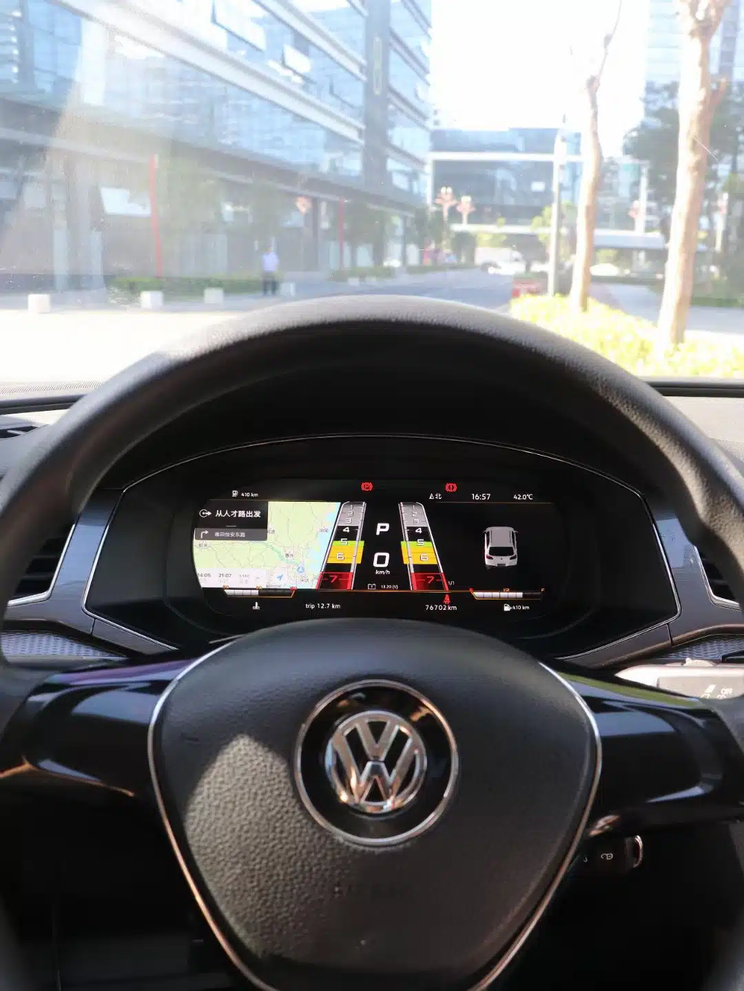 Volkswagen Passat B8 digital cockpit with CarPlay-related navigation benefit
