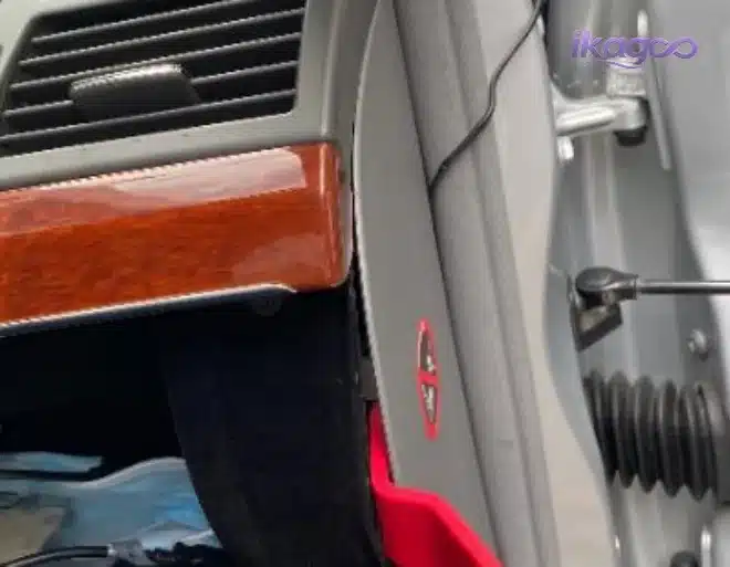 Mercedes W221 fixing screw removal during Android screen installation