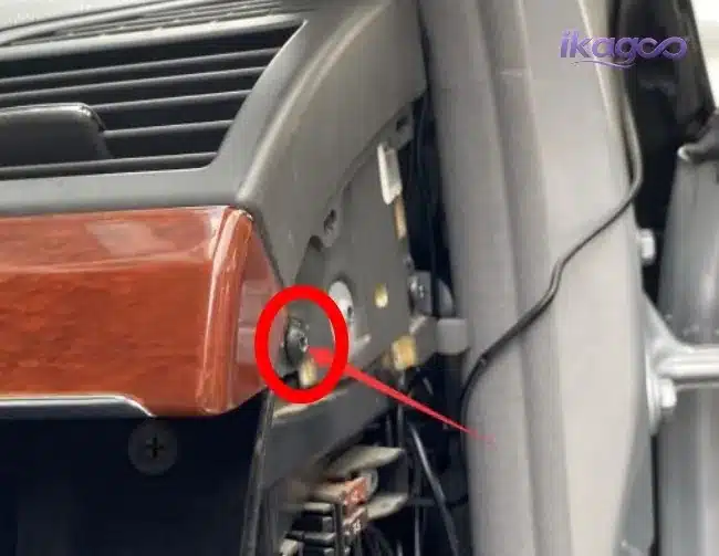 Mercedes W221 right trim removal for Android navigation upgrade