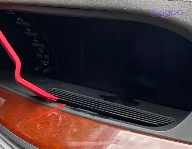 Mercedes W221 dashboard screw removal for Android head unit retrofit
