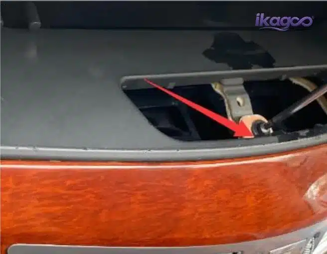 Mercedes W221 air conditioning vent removal during Android head unit installation