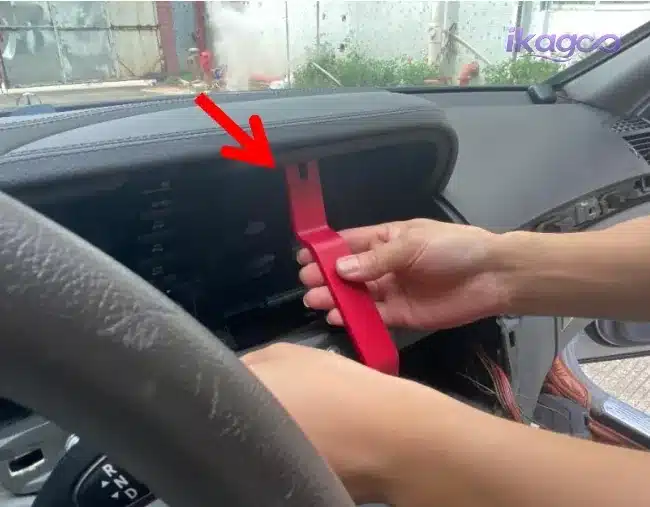 Mercedes W221 upper dashboard trim removal for Android head unit installation