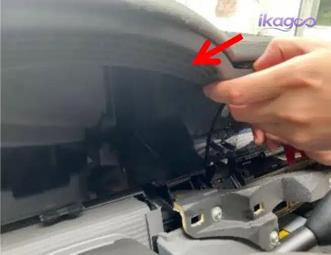 Mercedes W221 top trim removal around factory screen for Android upgrade