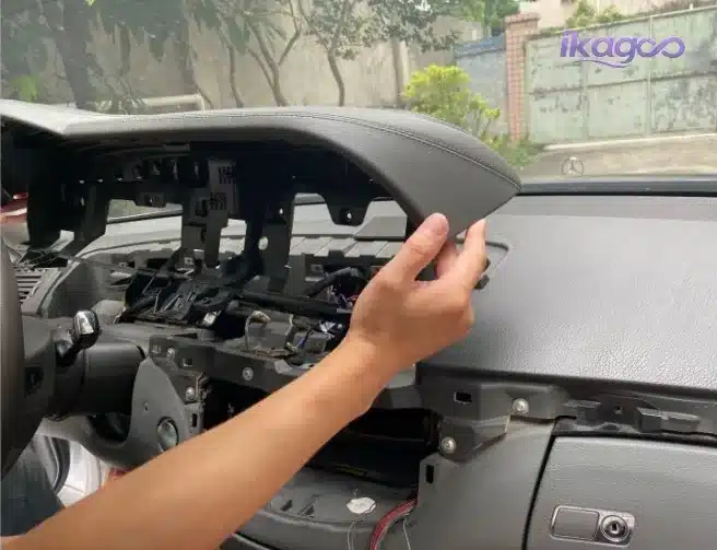 Mercedes W221 second central control screw removal for Android navigation installation