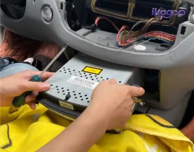 Mercedes W221 original host fixing screw loosening for Android head unit retrofit