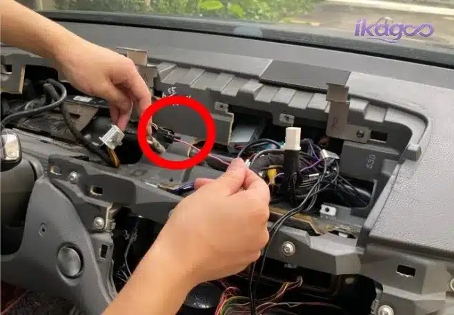 Mercedes W221 navigation speaker switching for Android head unit sound route