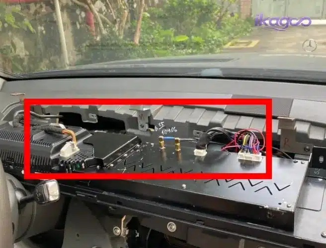 Mercedes W221 original instrument hardware bracket installation for Android screen upgrade