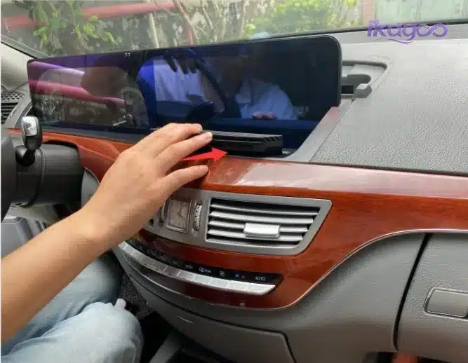 Mercedes W221 air conditioner panel screw locking after Android screen installation