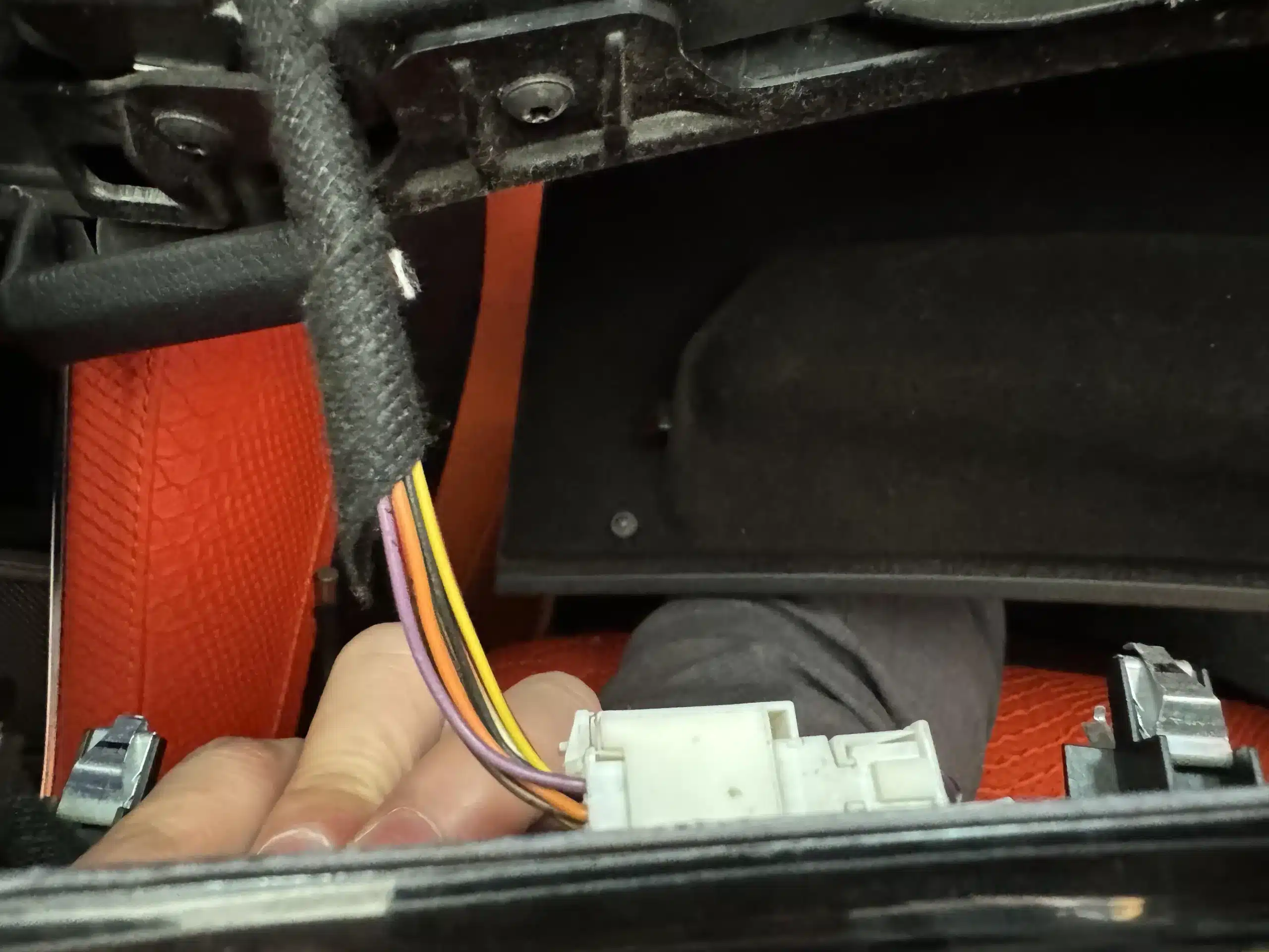 Mercedes S-Class W222 NTG5.0 climate panel plug disconnection during Android CarPlay installation