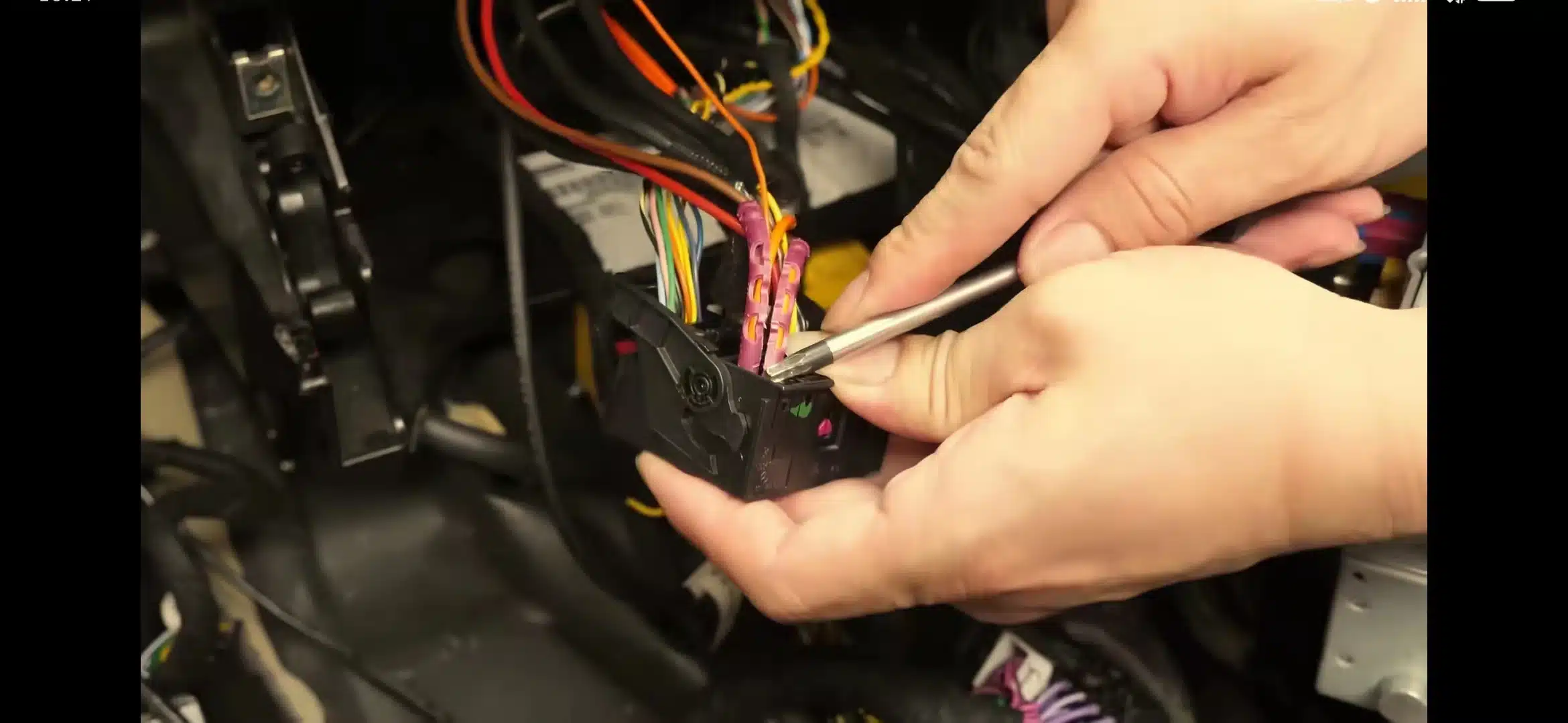 Mercedes S-Class W222 NTG5.0 fiber optic cable caution during Android CarPlay installation