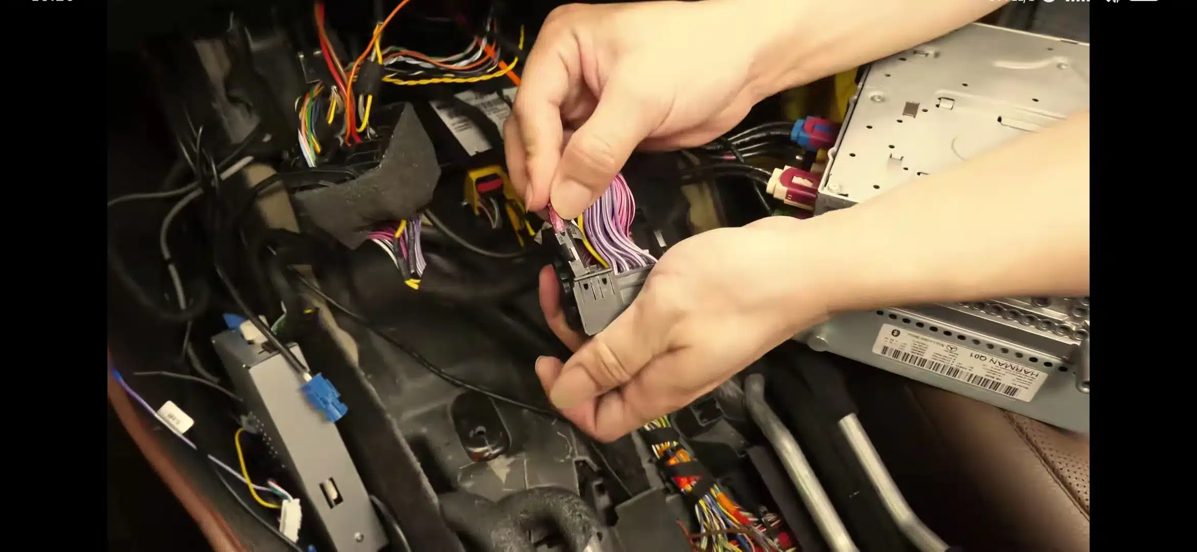 Mercedes S-Class W222 NTG5.0 fiber optic cable transfer during Android CarPlay installation
