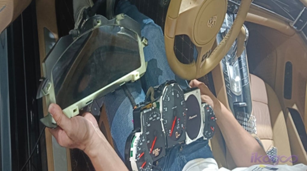 Original Porsche Cayenne 958 cluster boards retained for digital cluster retrofit